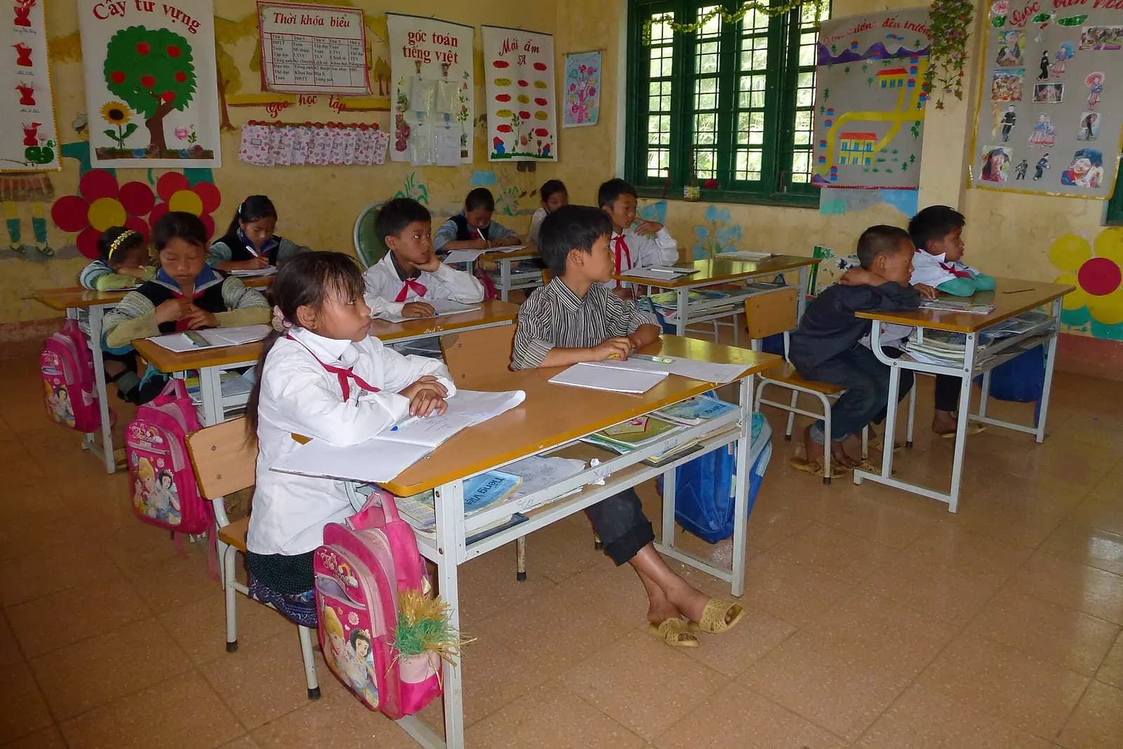 Học sinh vùng cao trong lớp học ở Bát Xát, Lào Cai